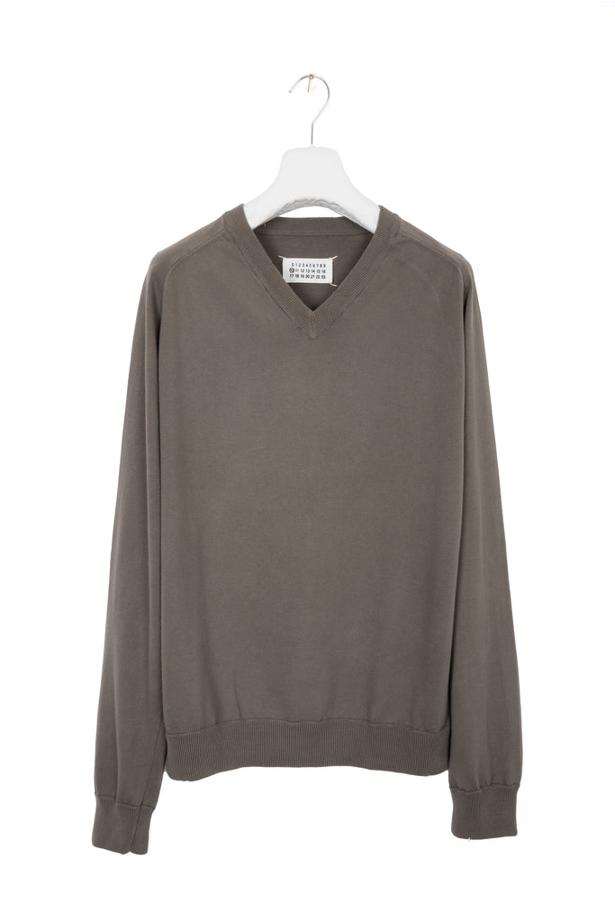 2005 S/S V-NECK SWEATER WITH ARTIFICIAL MOTH DAMAGE DETAIL