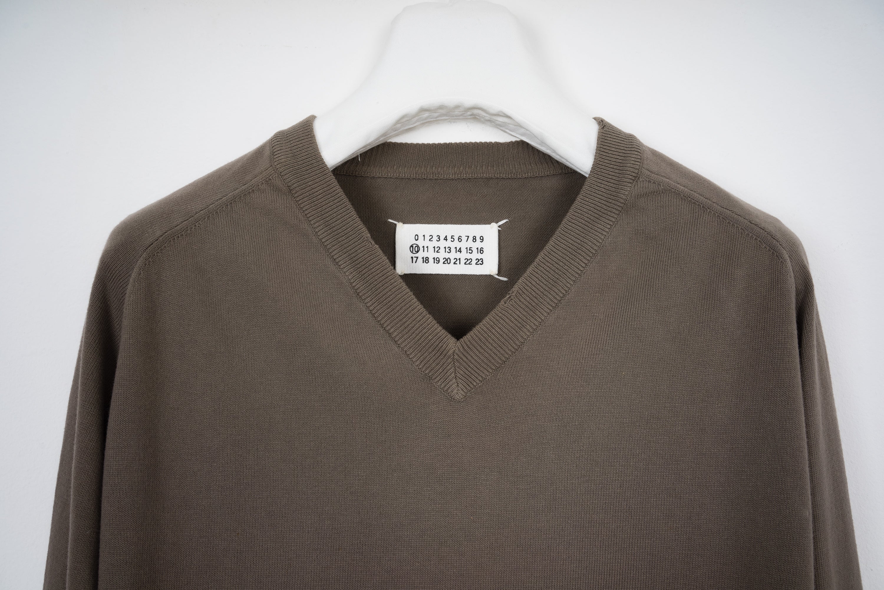 2005 S/S V-NECK SWEATER WITH ARTIFICIAL MOTH DAMAGE DETAIL
