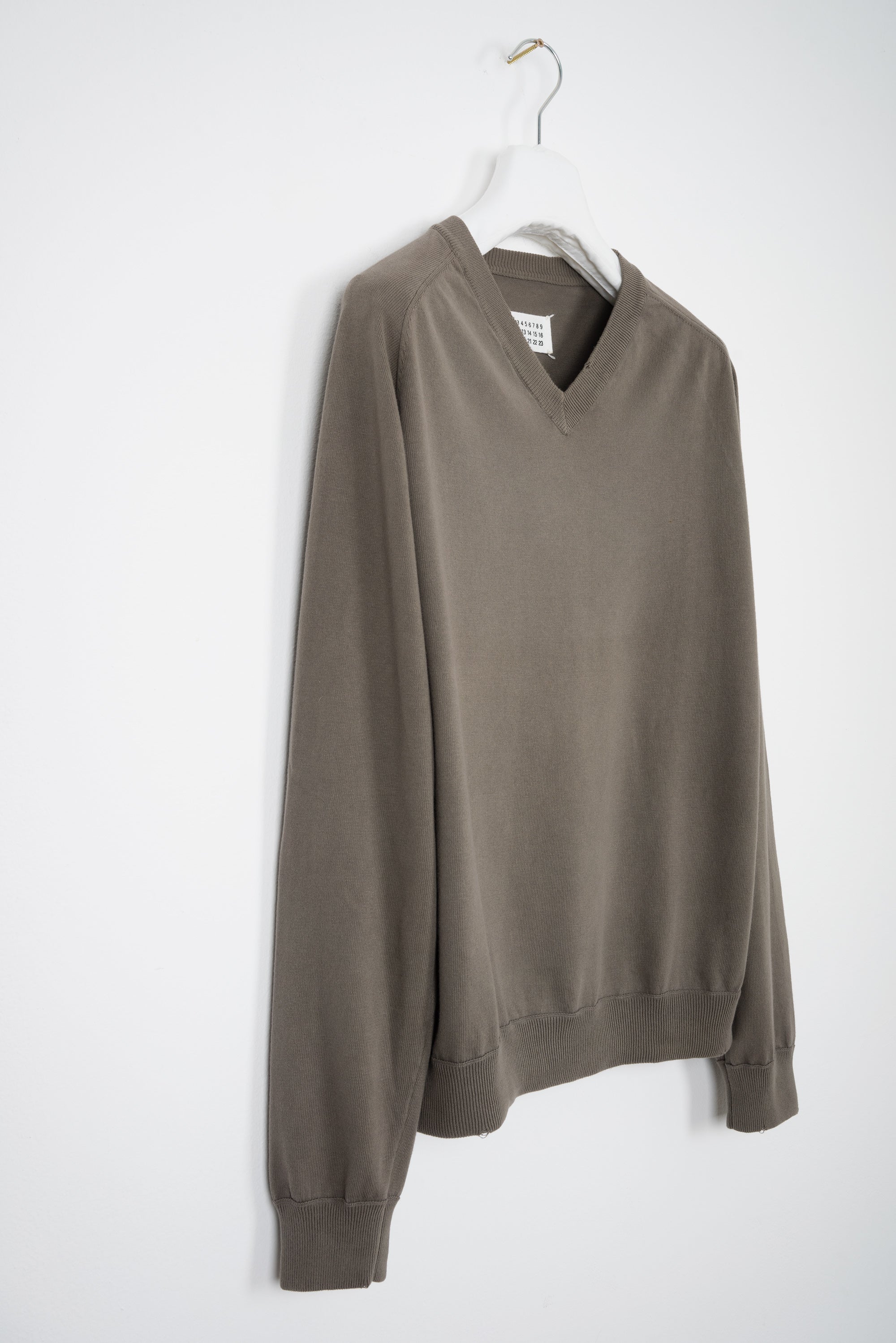 2005 S/S V-NECK SWEATER WITH ARTIFICIAL MOTH DAMAGE DETAIL
