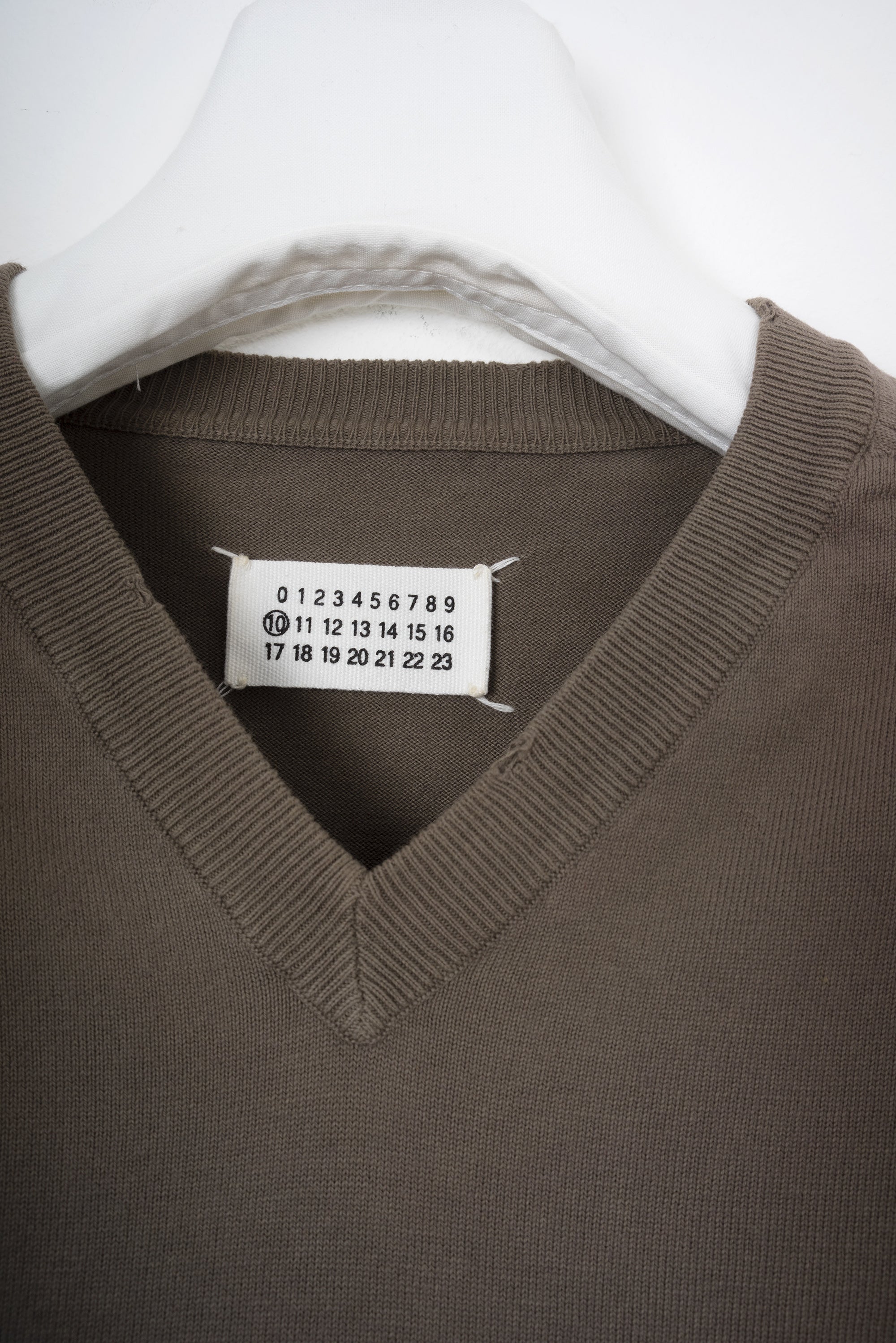 2005 S/S V-NECK SWEATER WITH ARTIFICIAL MOTH DAMAGE DETAIL