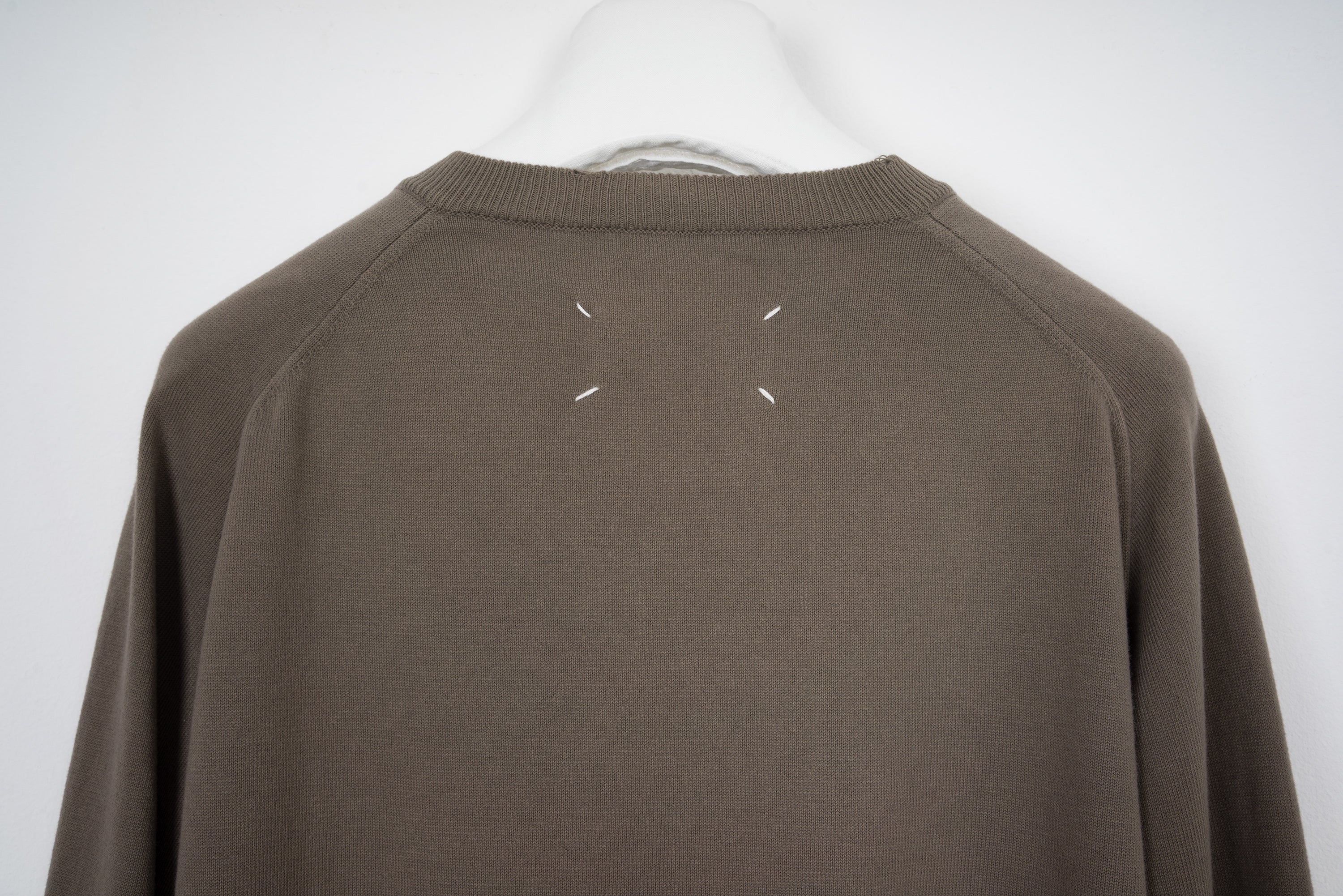 2005 S/S V-NECK SWEATER WITH ARTIFICIAL MOTH DAMAGE DETAIL
