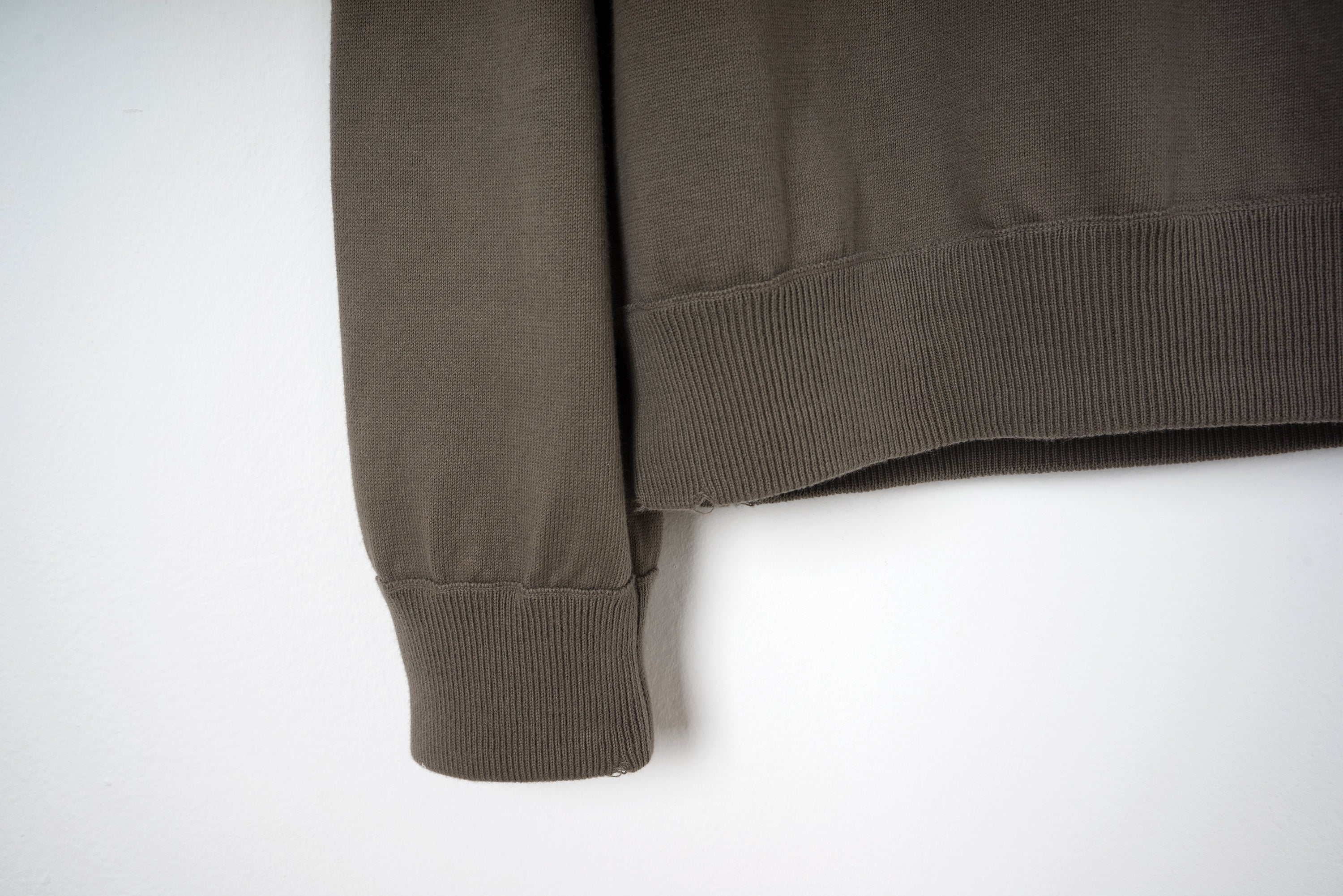 2005 S/S V-NECK SWEATER WITH ARTIFICIAL MOTH DAMAGE DETAIL