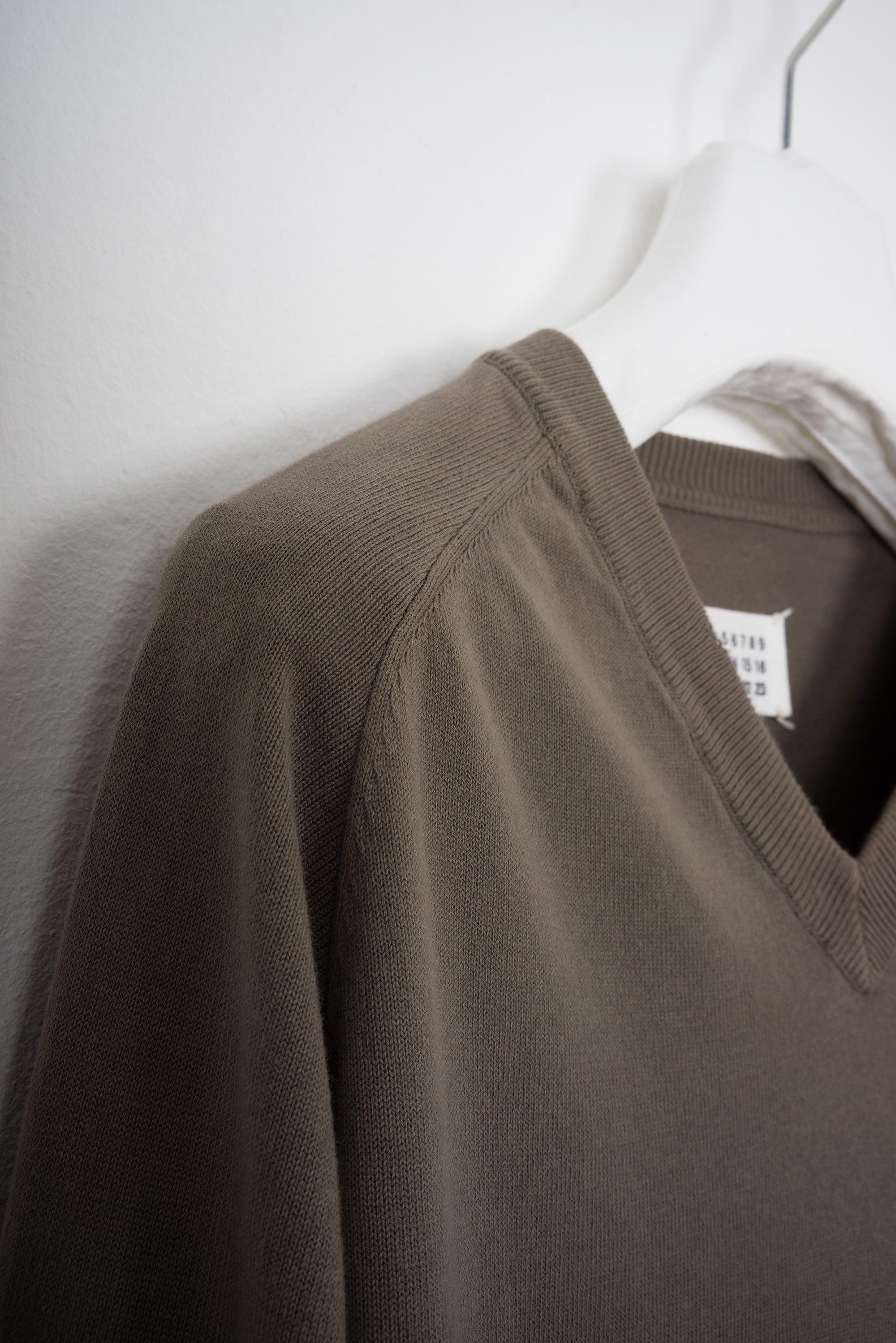 2005 S/S V-NECK SWEATER WITH ARTIFICIAL MOTH DAMAGE DETAIL