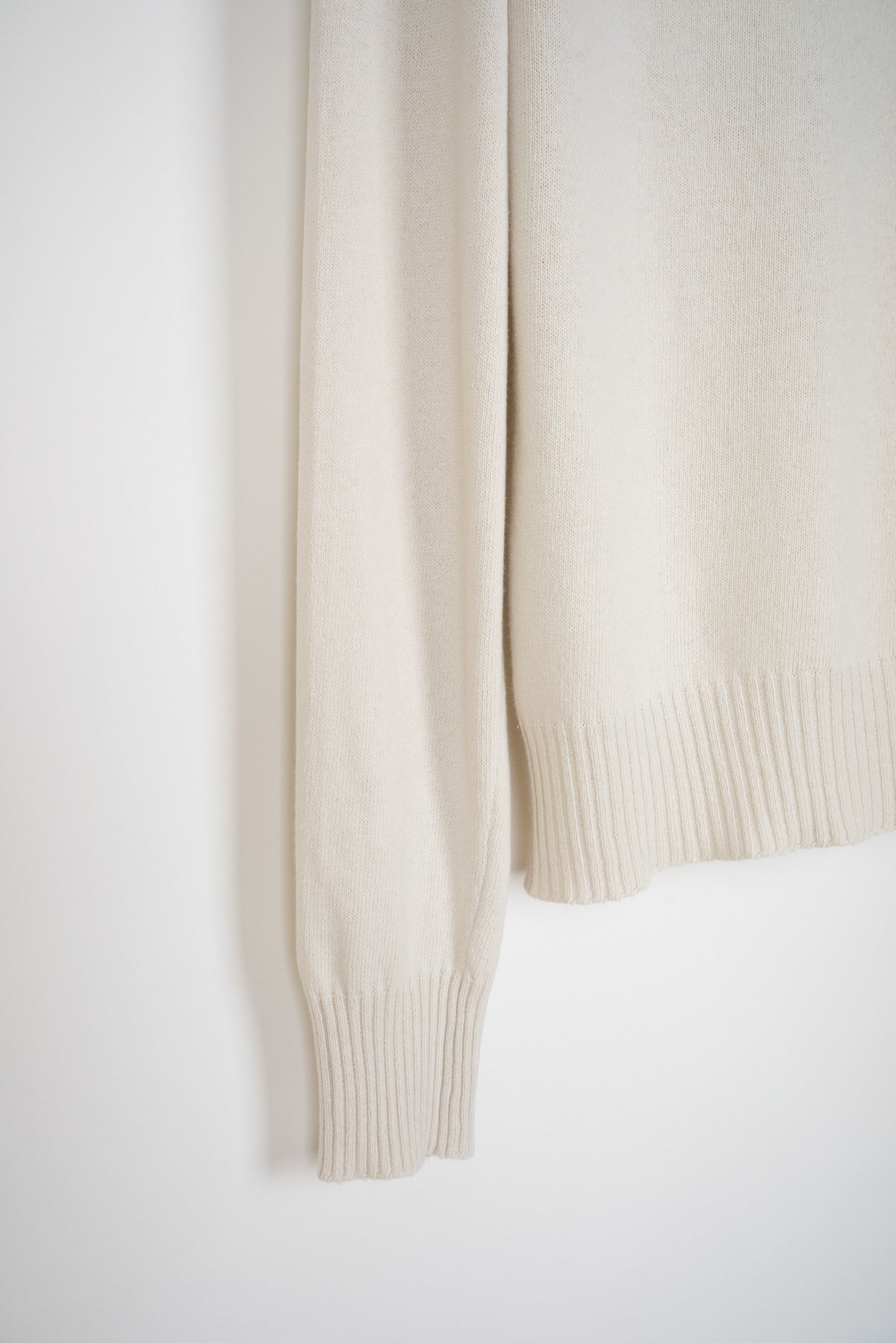 2006 S/S CREAM SWEATER WITH RIPPED NECKLINE DETAIL