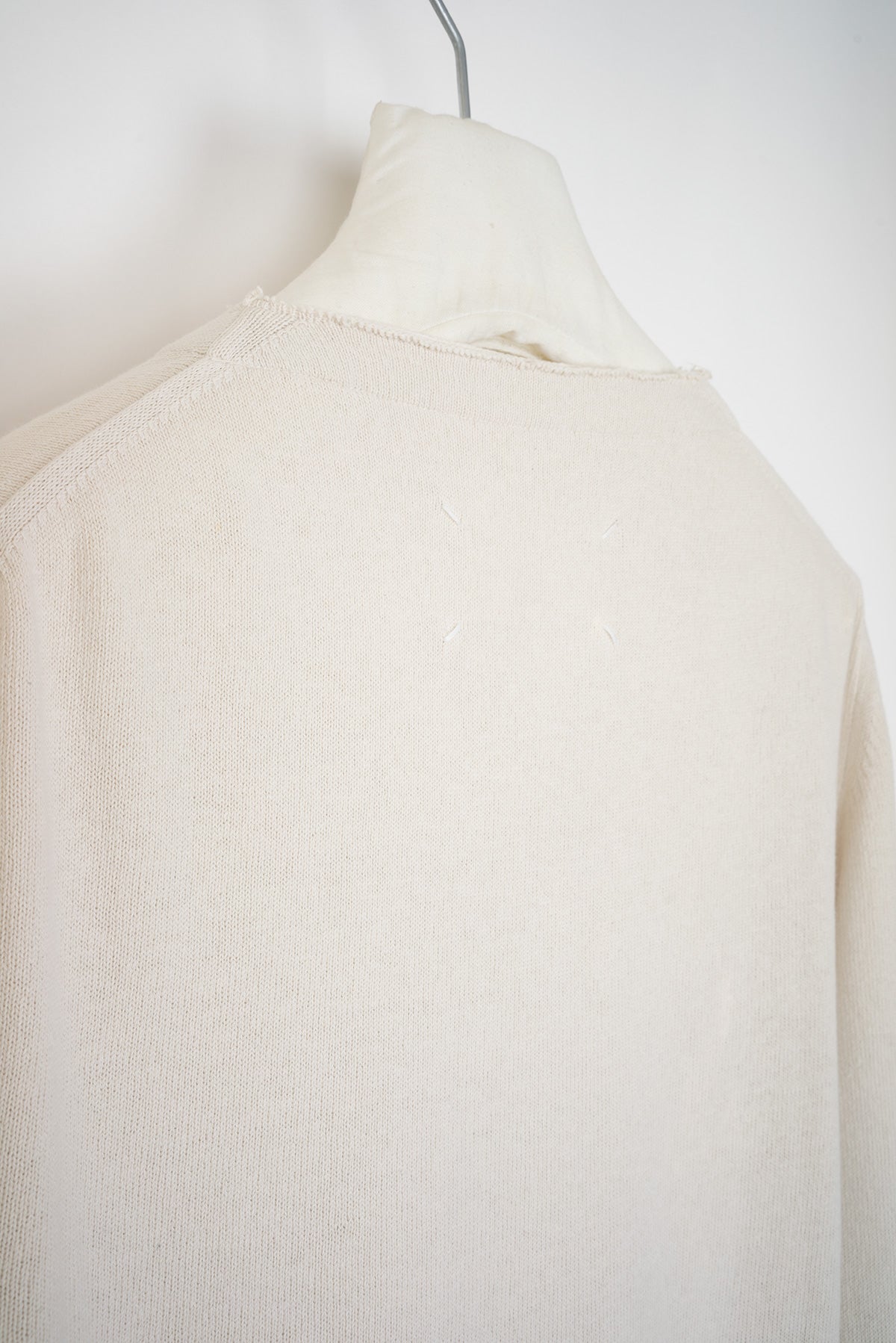 2006 S/S CREAM SWEATER WITH RIPPED NECKLINE DETAIL