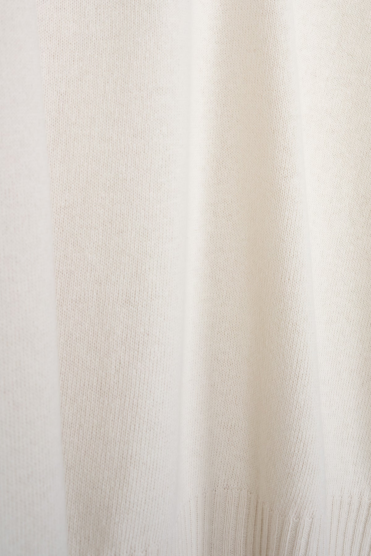2006 S/S CREAM SWEATER WITH RIPPED NECKLINE DETAIL