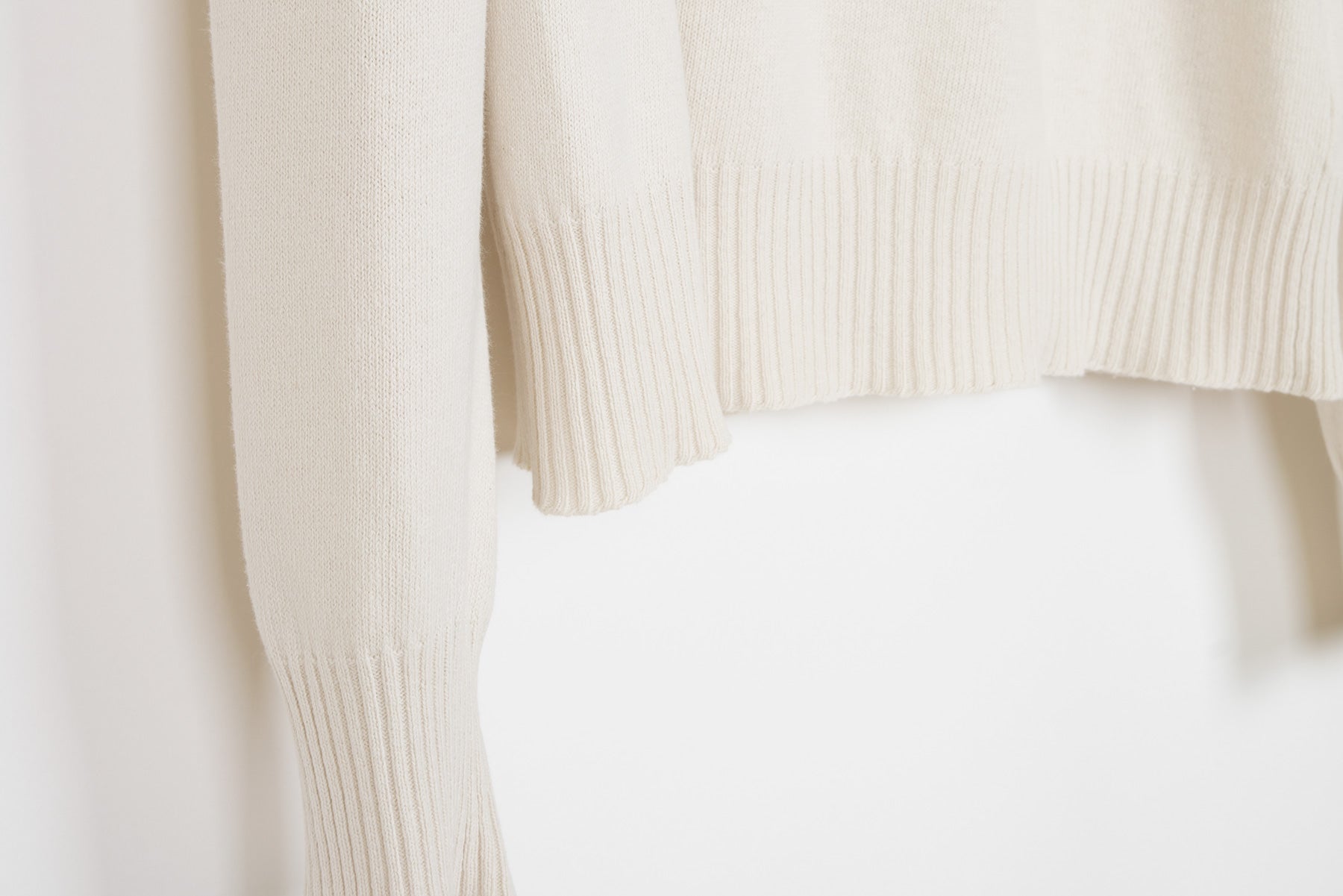 2006 S/S CREAM SWEATER WITH RIPPED NECKLINE DETAIL