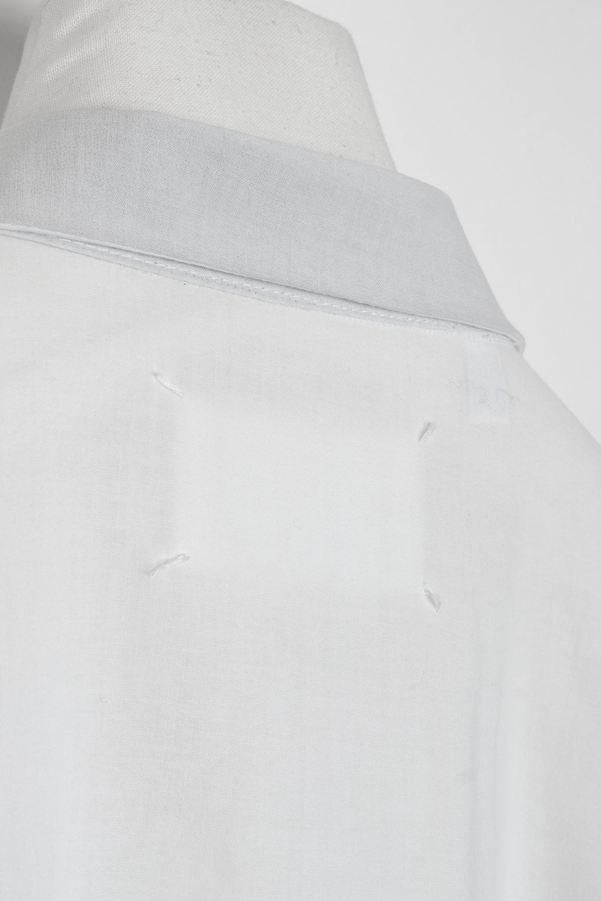 2007 A/W WHITE HIDDEN PLACKET SHIRT WITH CUFF AND COLLAR LINING DETAIL