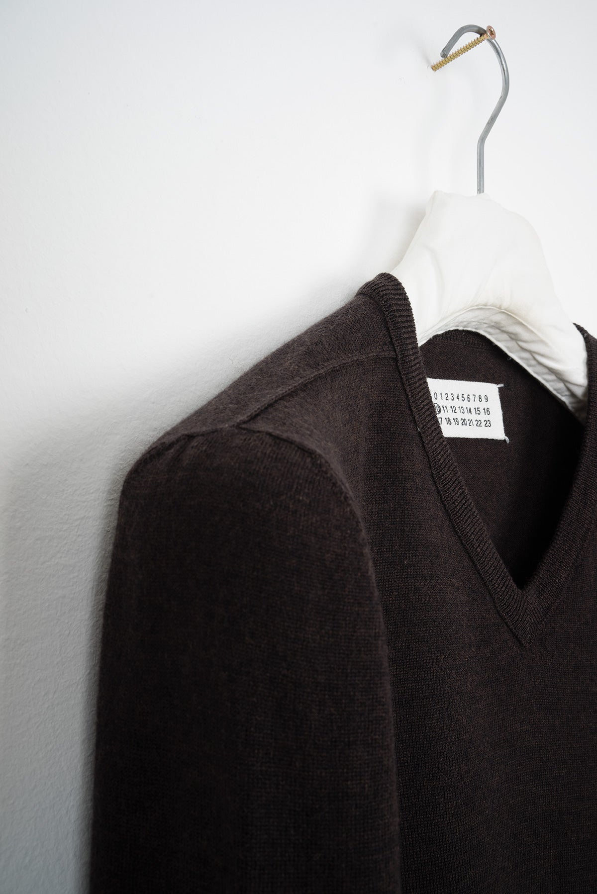 2004 A/W ANATOMIC V-NECK SWEATER WITH SHOULDER SEAM DETAIL