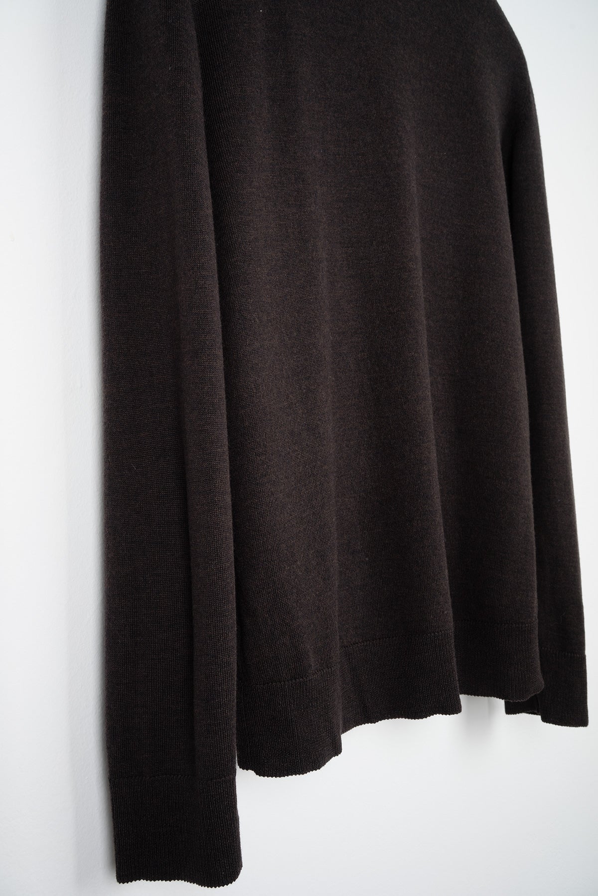 2004 A/W ANATOMIC V-NECK SWEATER WITH SHOULDER SEAM DETAIL