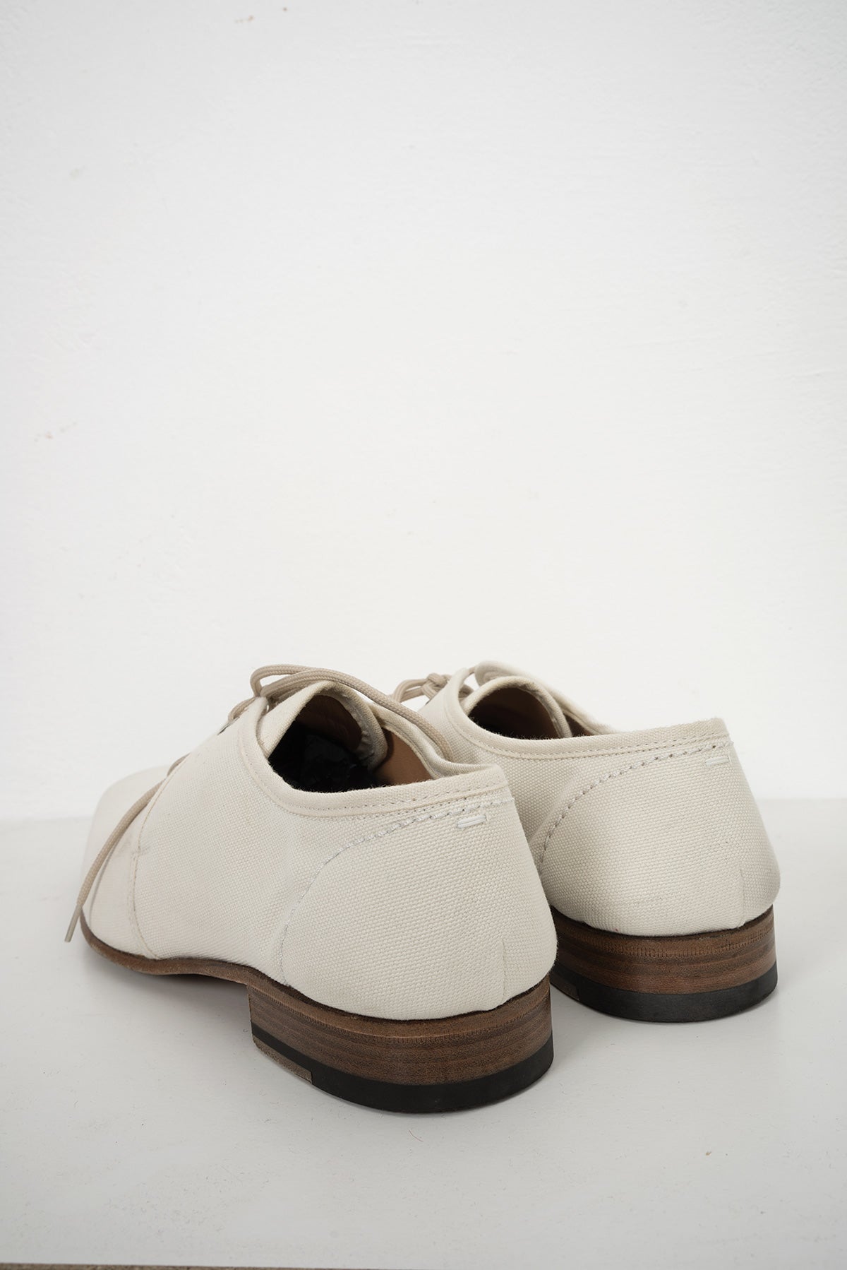 2007 S/S BROGUE SHOES IN OFF-WHITE CANVAS
