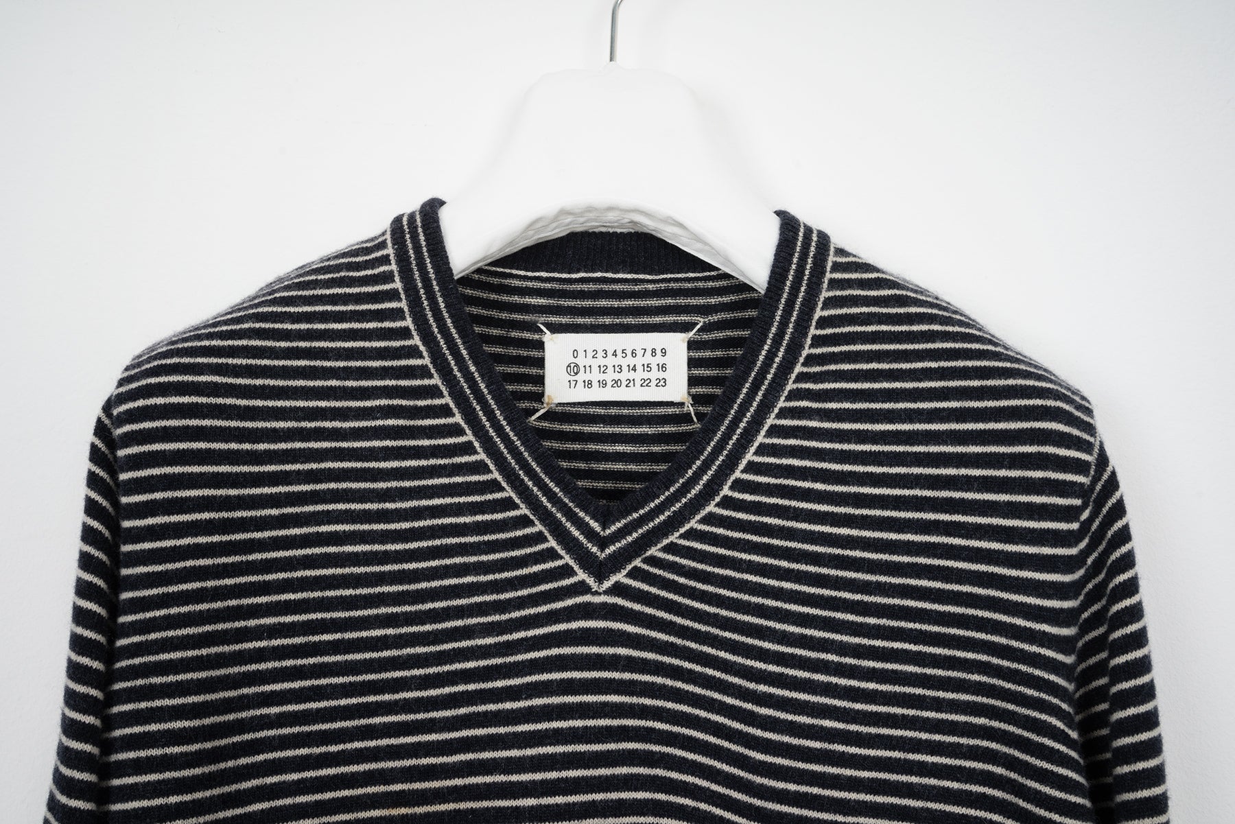 2001 A/W STRIPED LAMBSWOOL V-NECK SWEATER BY MISS DEANNA