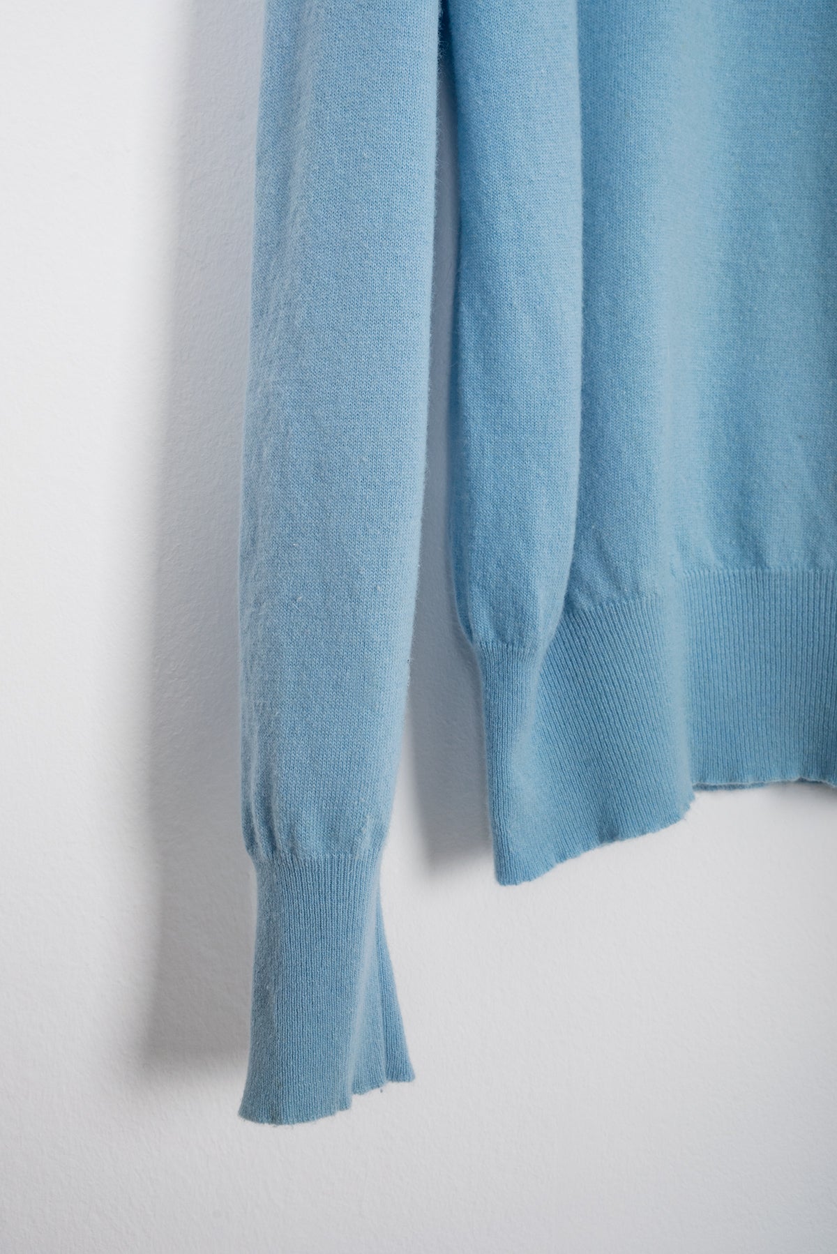 2002 A/W WIDE RIBBING V-NECK SWEATER IN IRIDESCENT LIGHT BLUE BY MISS DEANNA