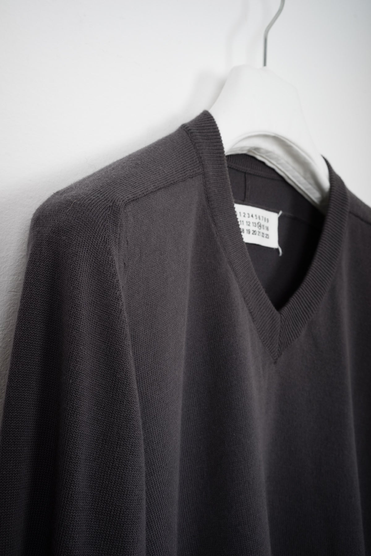 2009 S/S HAMMER-SLEEVE V-NECK WITH ELBOW PATCH IN FINEST COTTON
