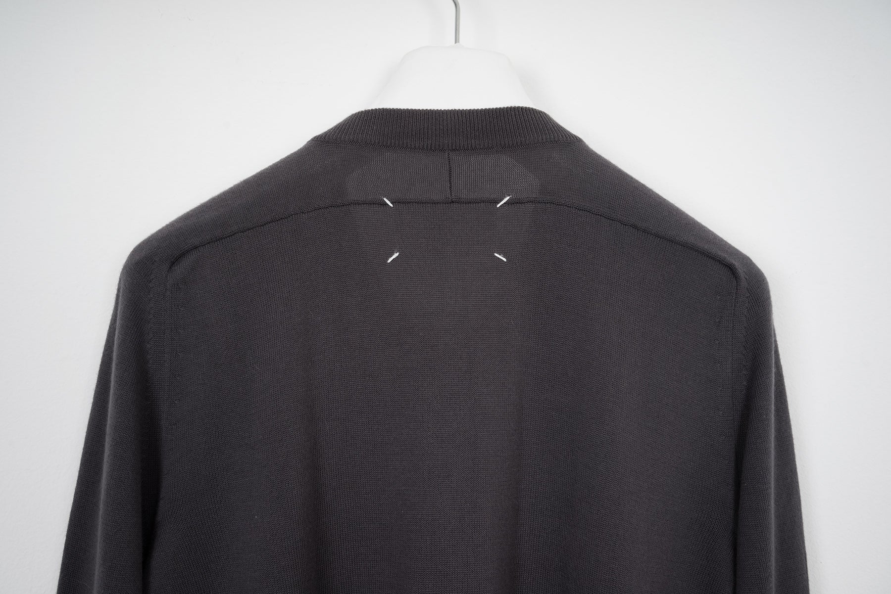 2009 S/S HAMMER-SLEEVE V-NECK WITH ELBOW PATCH IN FINEST COTTON