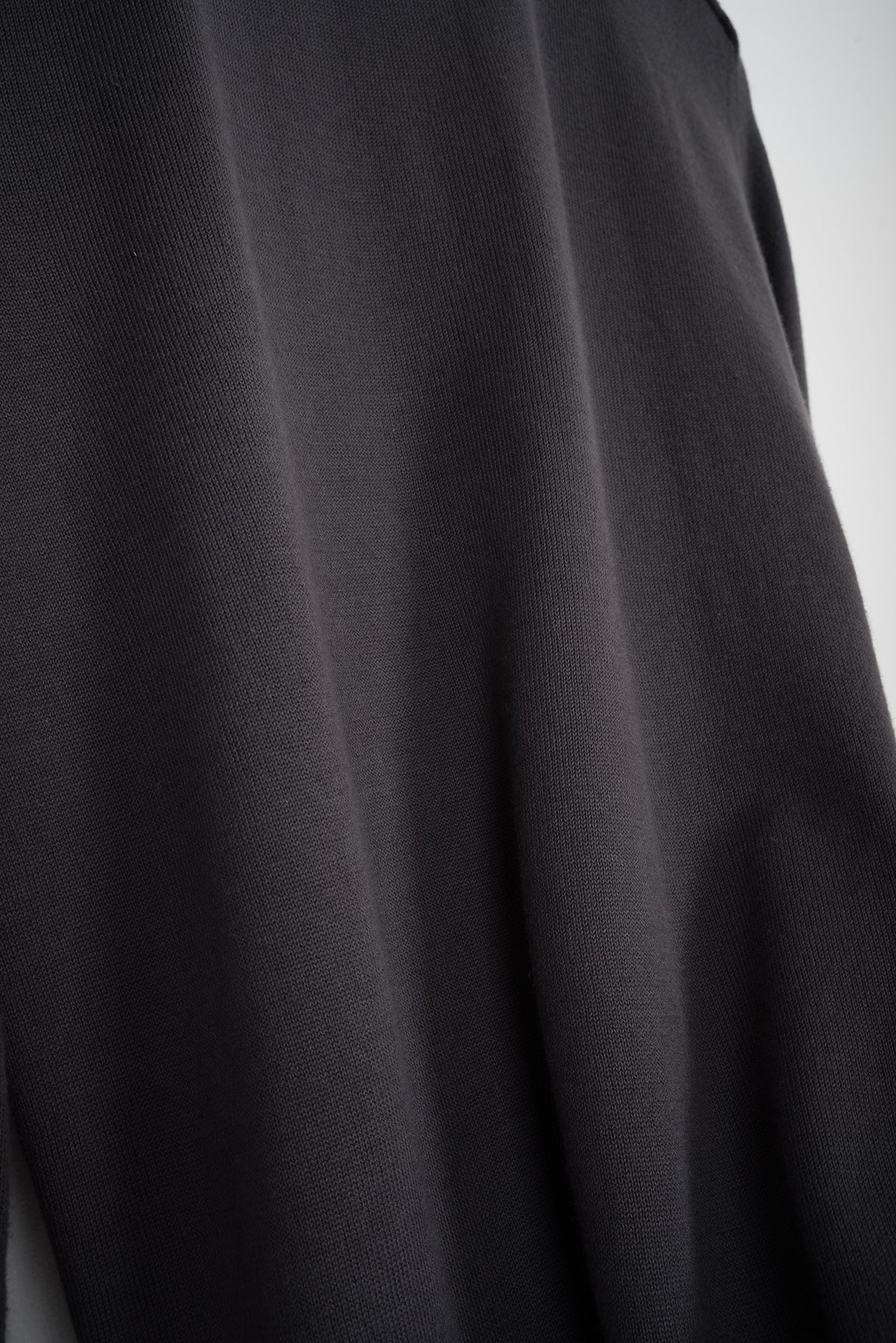 2009 S/S HAMMER-SLEEVE V-NECK WITH ELBOW PATCH IN FINEST COTTON